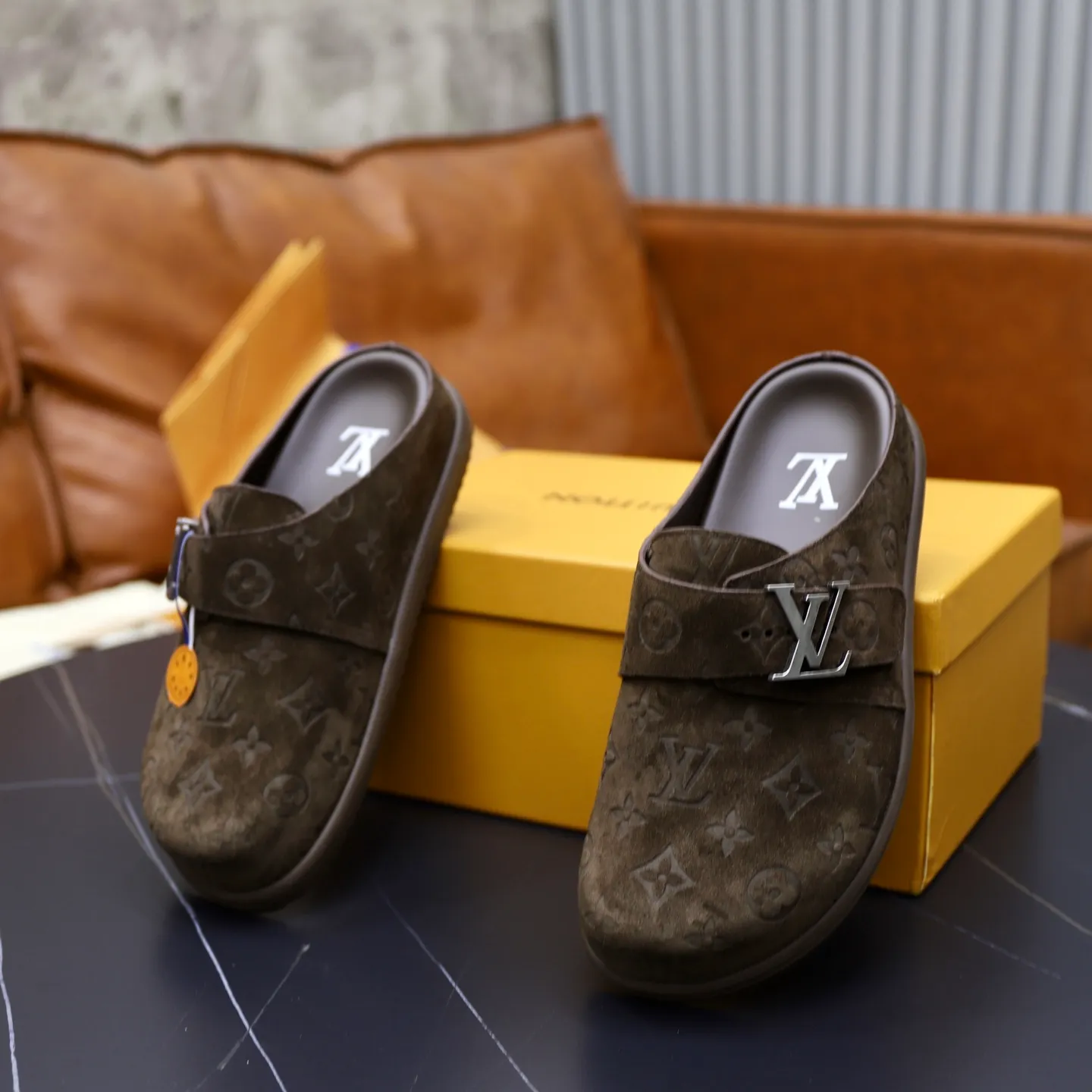 Ex-factory price: 520💰🙅‍♂️🙅‍♂️🙅‍♂️Birkenstock Brand: LV Louis Vuitton Standard code: 38-45 (cowhide lining) Grade: Same as the official website Material: Original leather design Original rubber wear-resistant molded outsole Style category: Men's fashion sandals Distinguished luxury brand elements Top luxury Color: Actual picture color